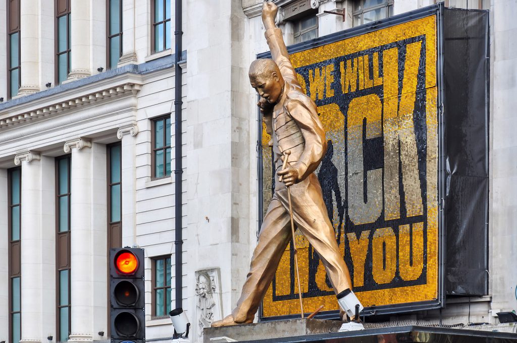 Statua di Freddie Mercury al Dominion Theatre, Londra