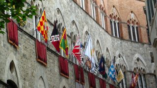 Bandiere delle contrade al palio di Siena